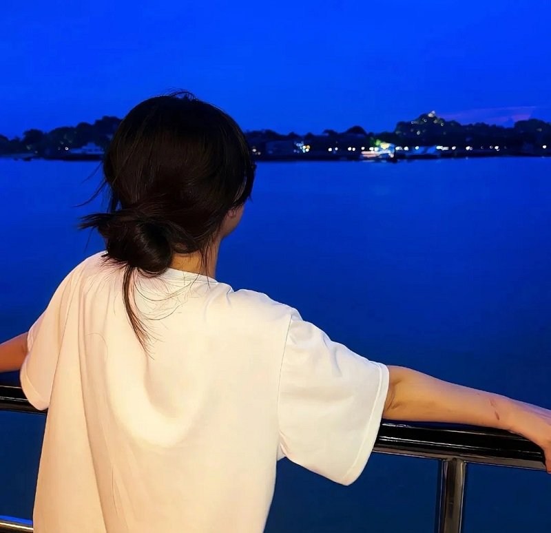 avatar buồn tâm trạng nữ 6