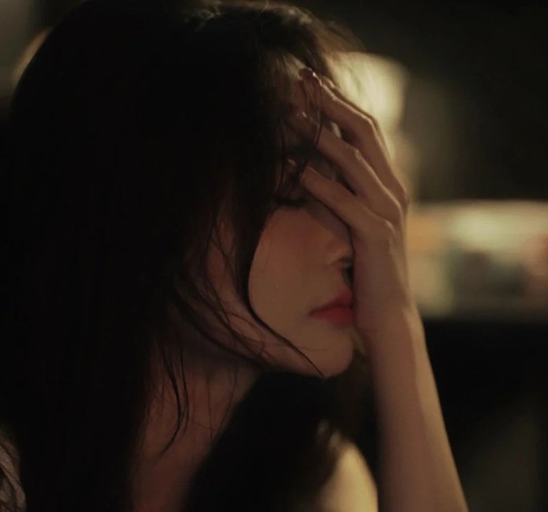 avatar cô đơn nữ khóc 1