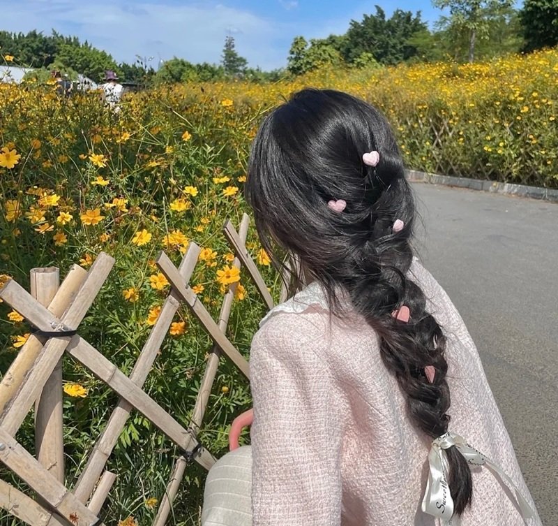 avatar cô gái quay lưng người thật 13