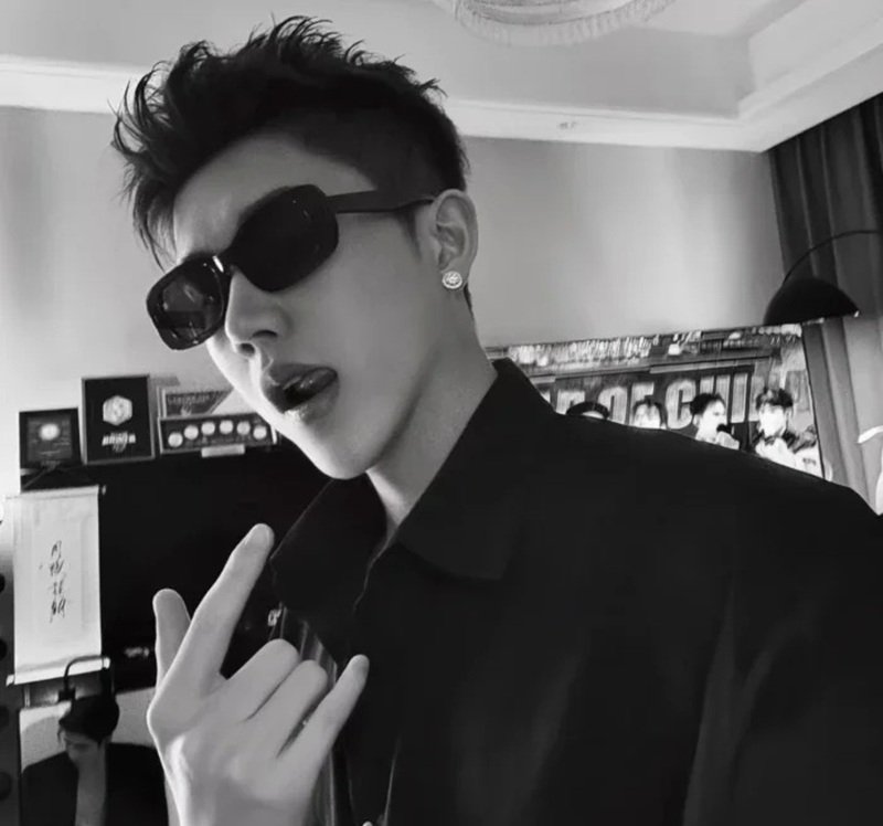 avatar trắng đen ngầu nam 11