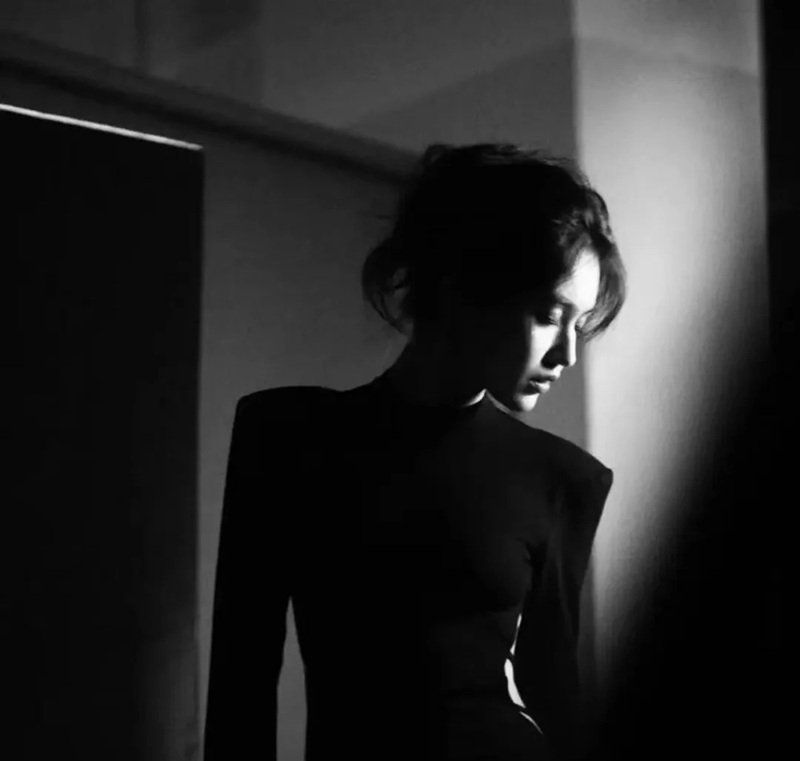 avatar trắng đen ngầu nữ 1