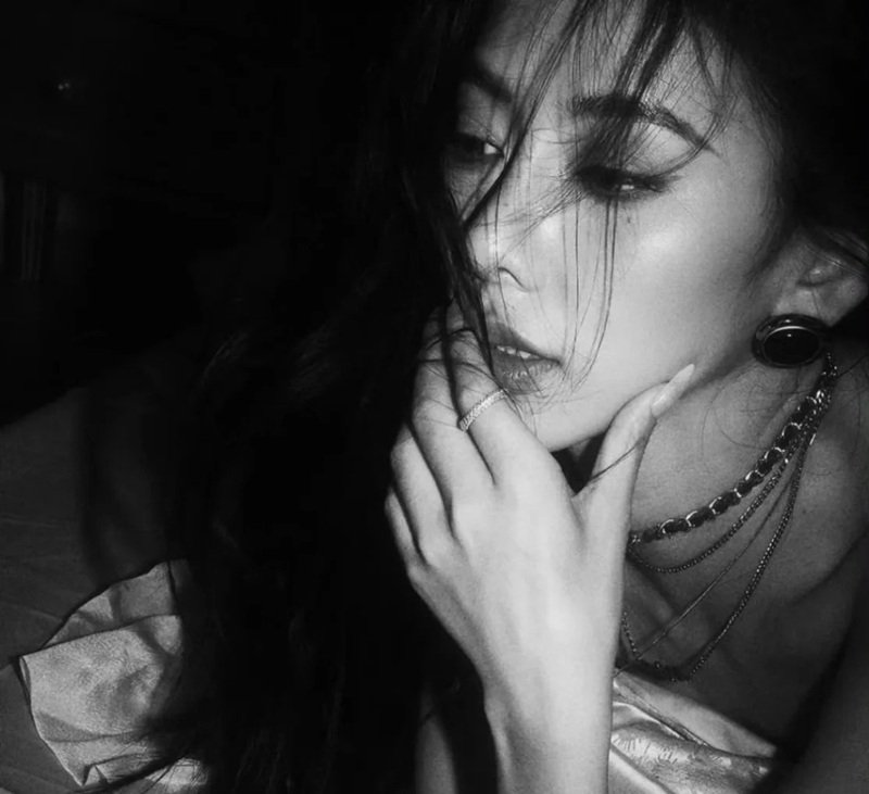 avatar trắng đen ngầu nữ 10