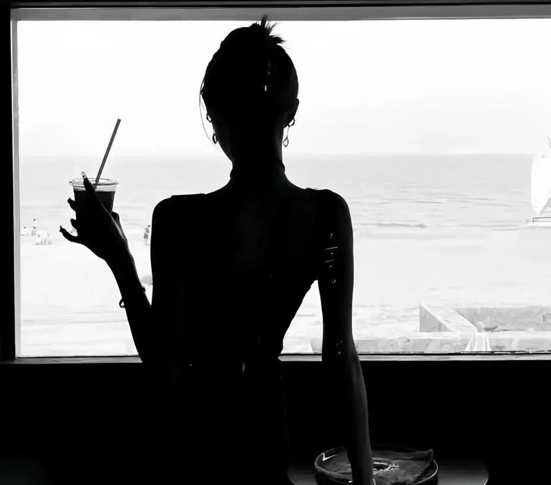 avatar trắng đen ngầu nữ 12