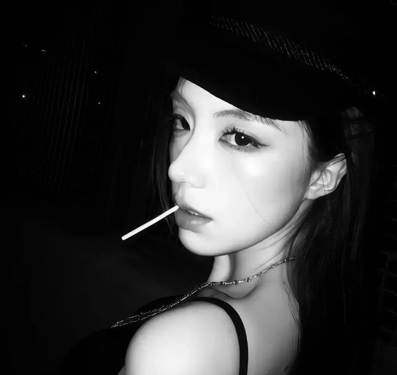 avatar trắng đen ngầu nữ 8