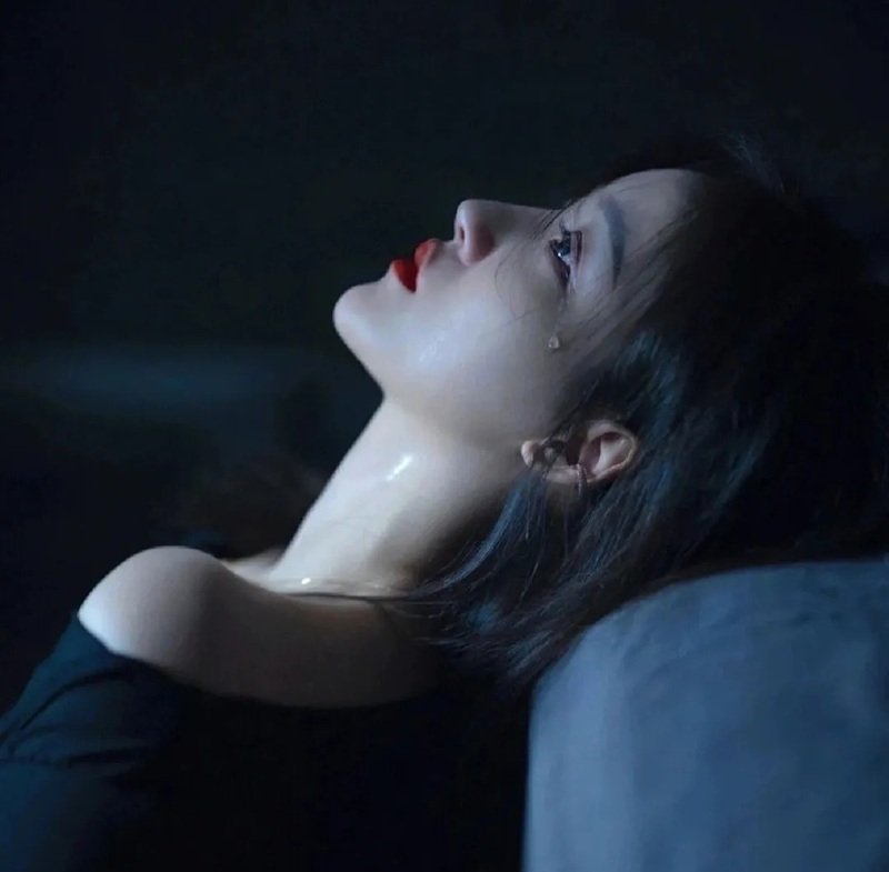 khóc cô đơn ảnh buồn tâm trạng 7