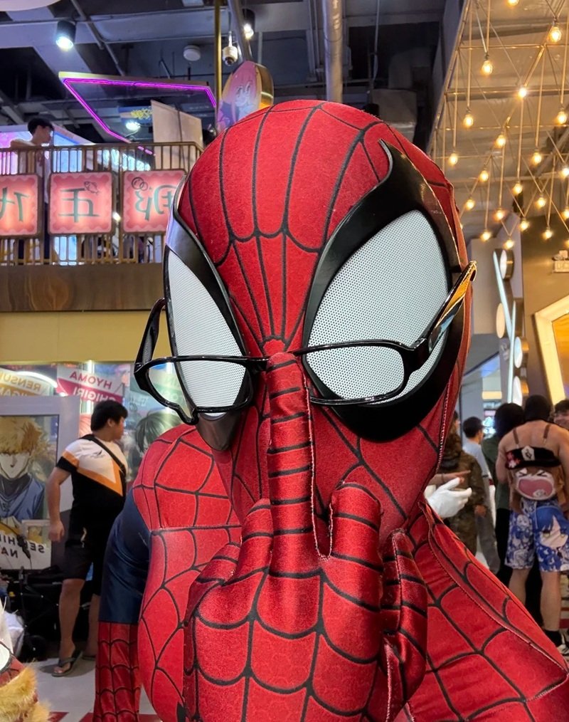 meme người nhện đeo kính