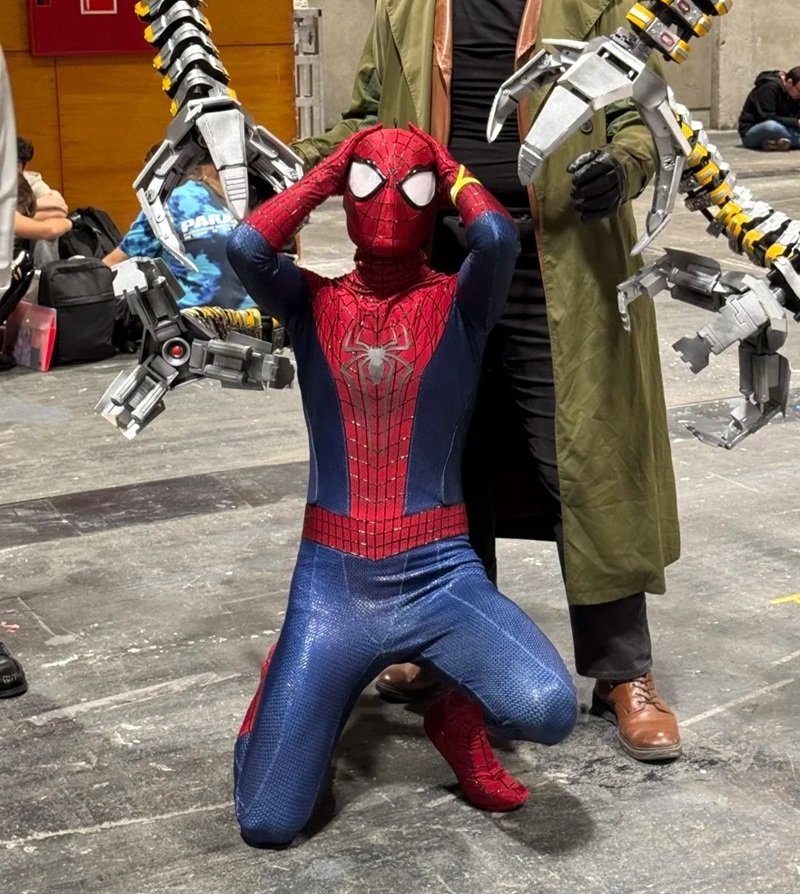 meme người nhện ôm đầu