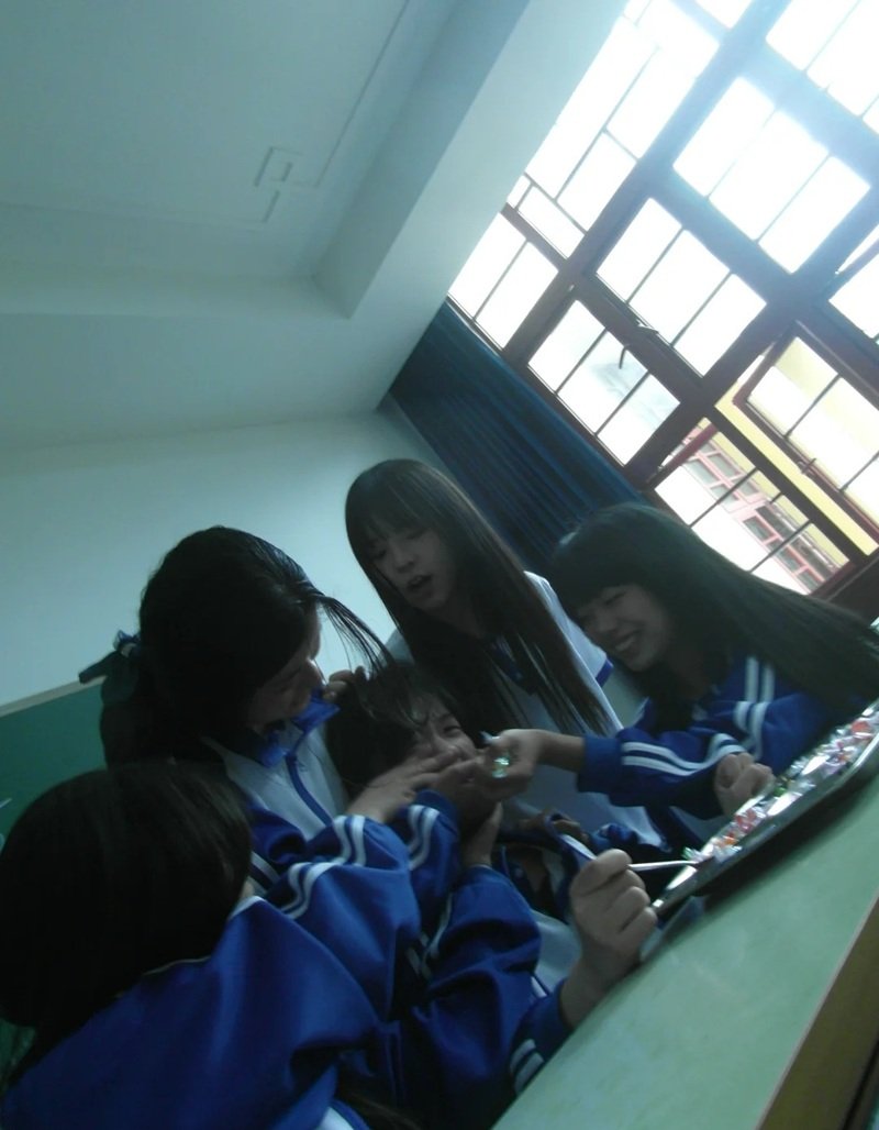 ảnh bạo lực học đường 37