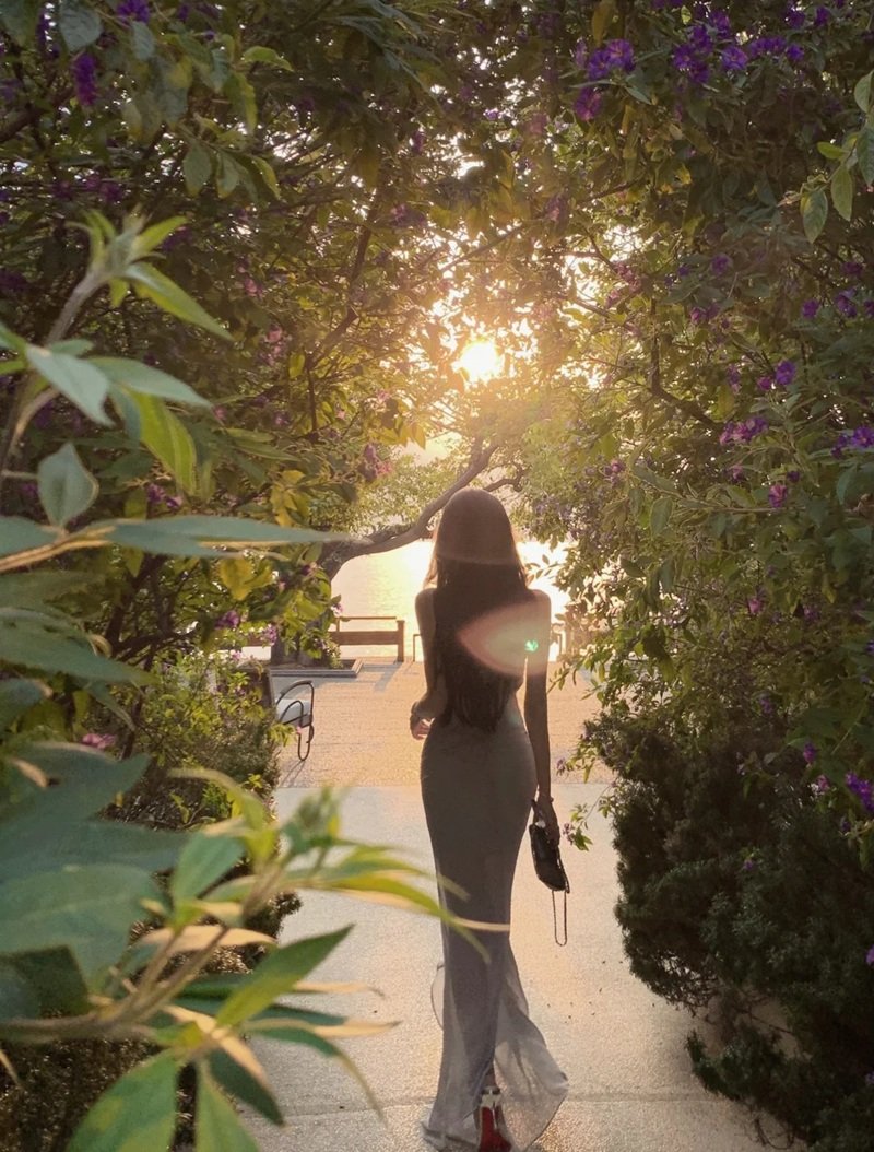 ảnh cô gái quay lưng 23