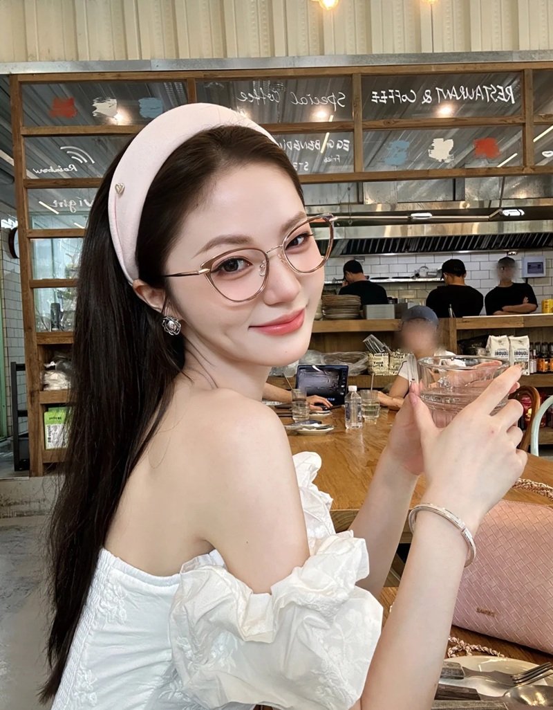 ảnh gái xinh đeo kính​ 2