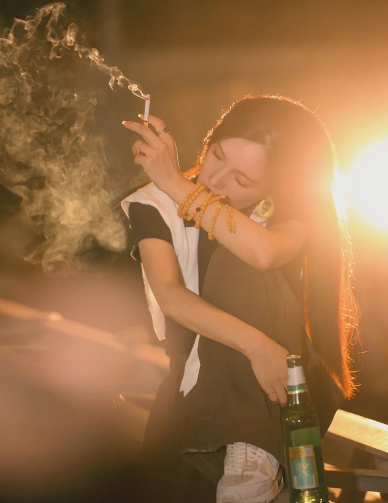 ảnh hút thuốc buồn