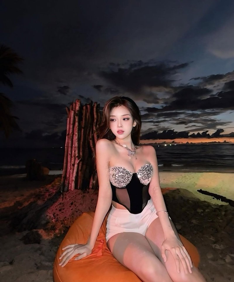 gái xinh mặc bikini đi biển 22