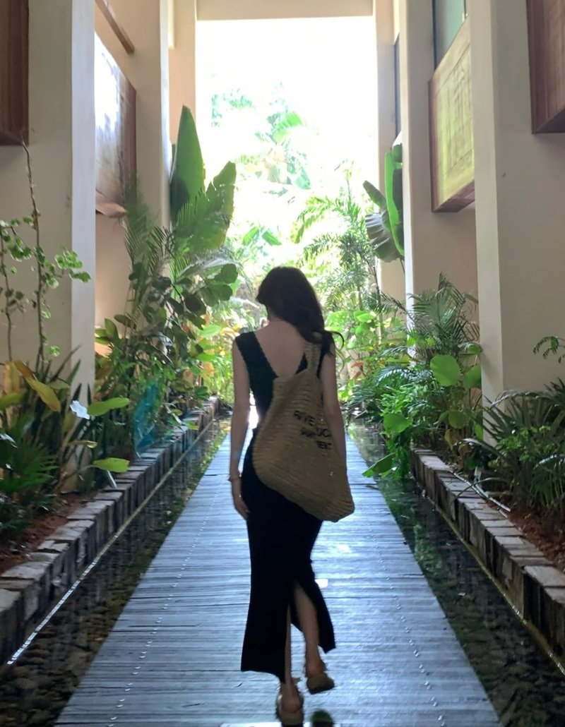 hình ảnh cô gái quay lưng bước đi