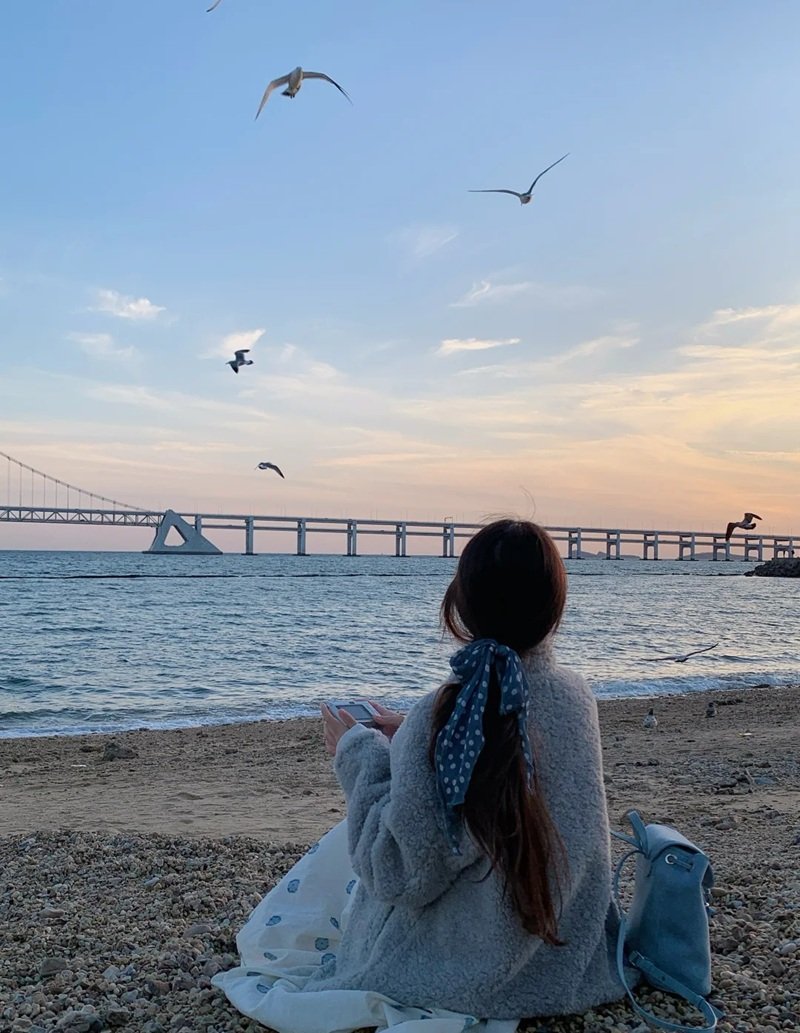 hình ảnh cô gái quay lưng buồn