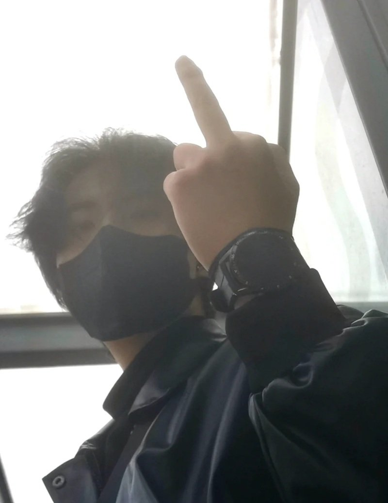 ngón giữa meme 34