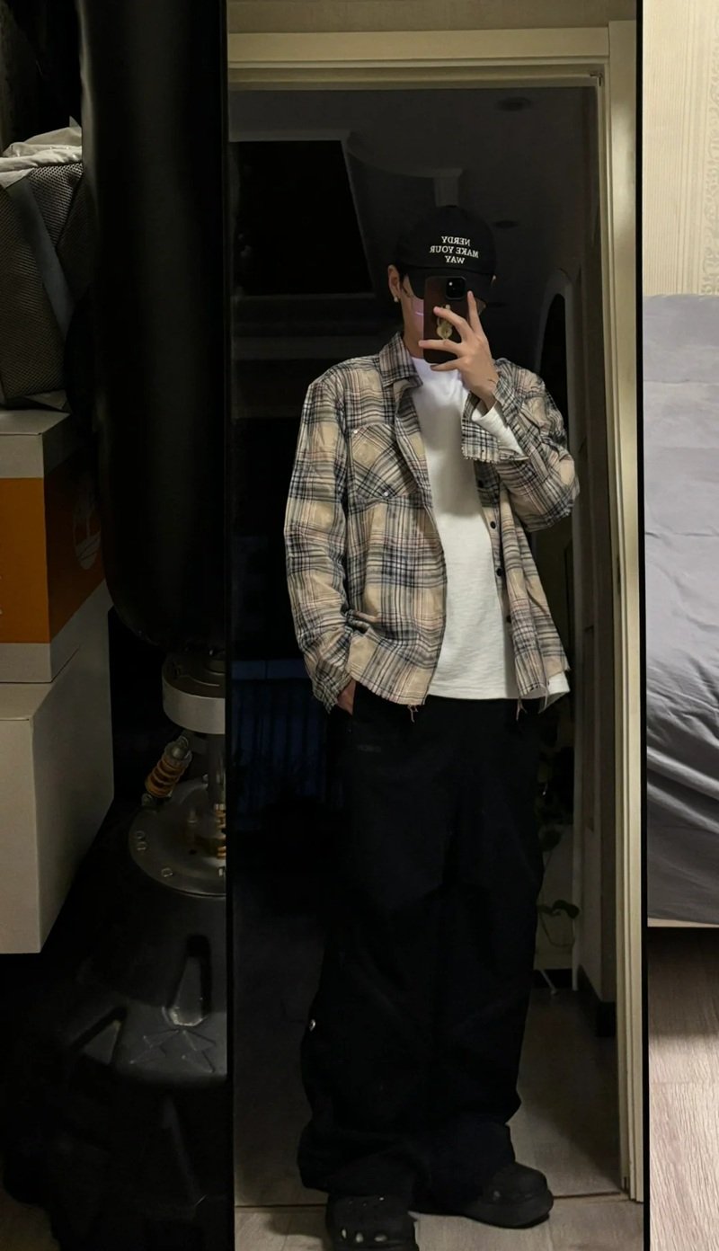 tạo dáng chụp ảnh trước gương nam 1