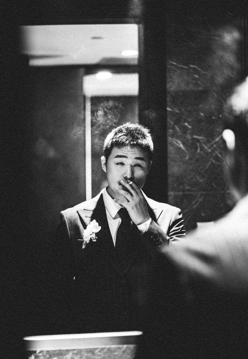 tạo dáng chụp ảnh trước gương nam 10