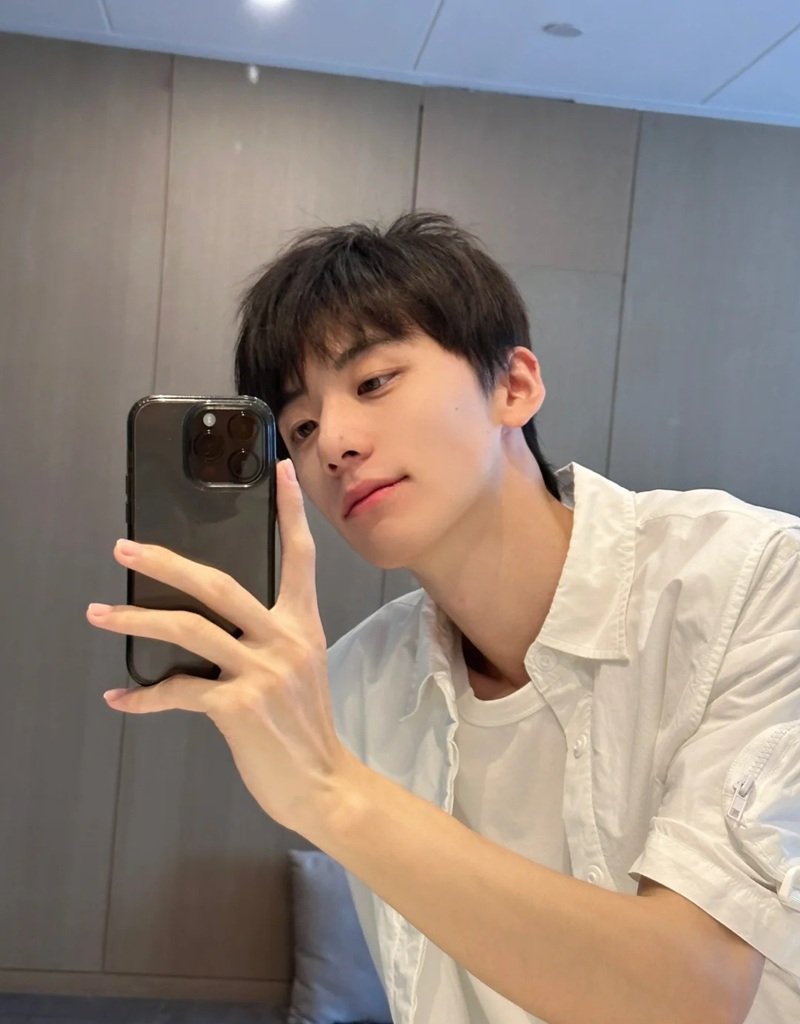 tạo dáng chụp ảnh trước gương nam 11