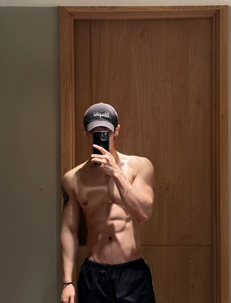 tạo dáng chụp ảnh trước gương nam 12