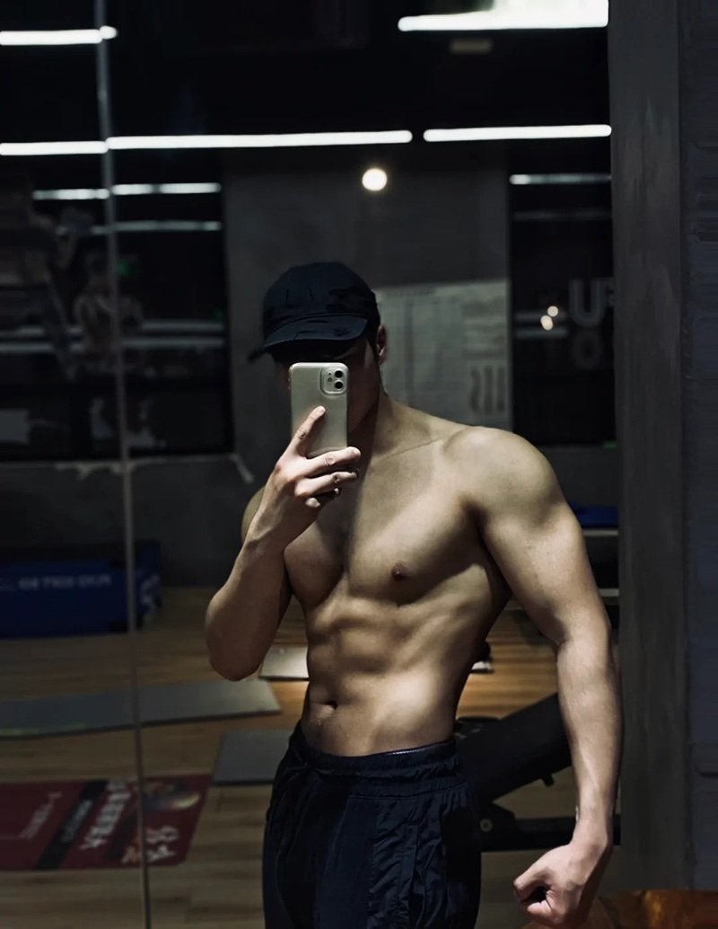 tạo dáng chụp ảnh trước gương nam 13