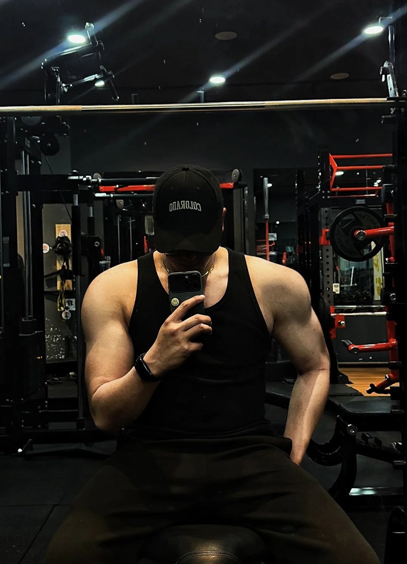 tạo dáng chụp ảnh trước gương nam 14