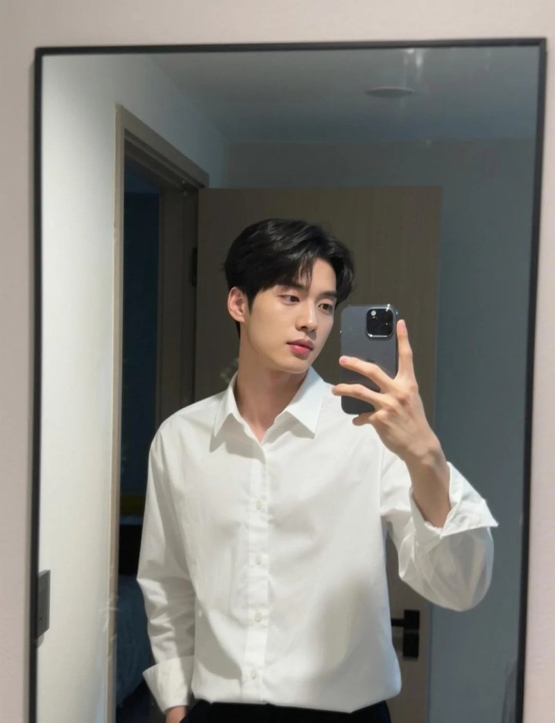 tạo dáng chụp ảnh trước gương nam 15