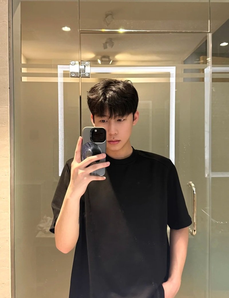 tạo dáng chụp ảnh trước gương nam 18