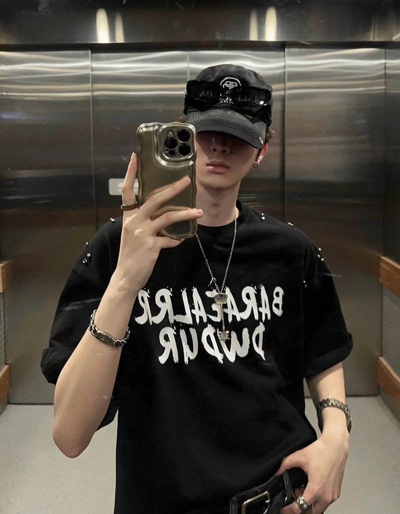 tạo dáng chụp ảnh trước gương nam 20