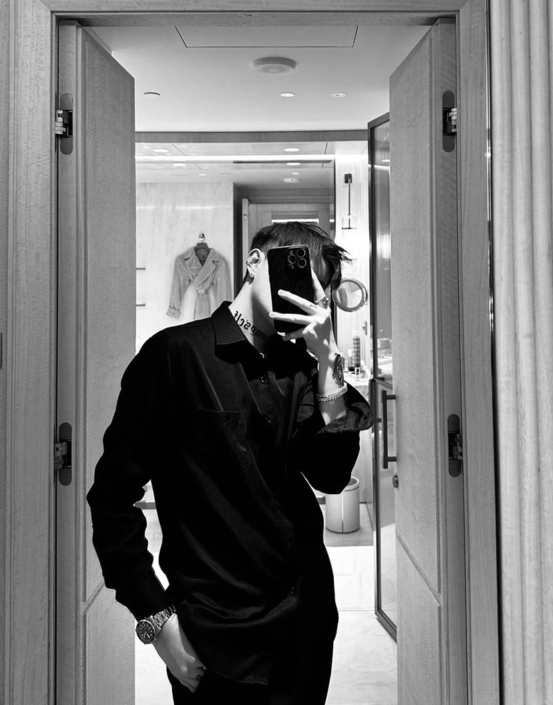 tạo dáng chụp ảnh trước gương nam 21