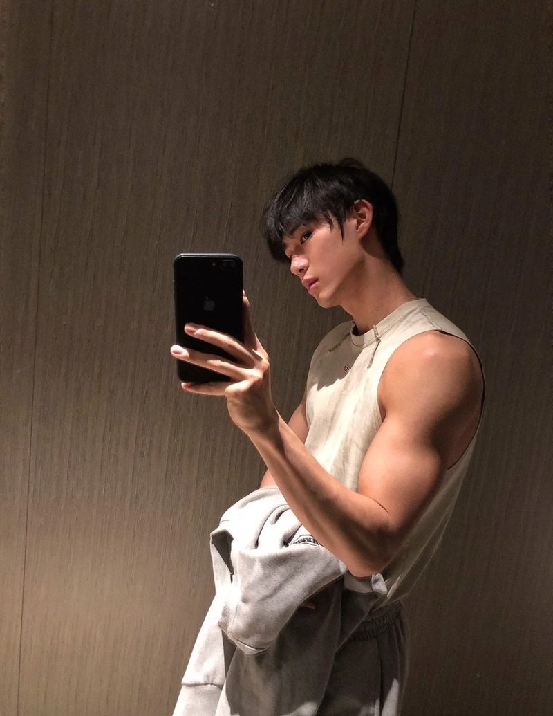 tạo dáng chụp ảnh trước gương nam 22