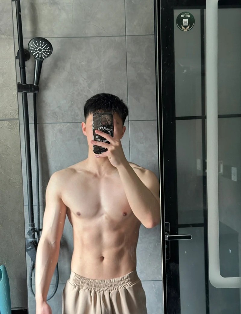 tạo dáng chụp ảnh trước gương nam 23