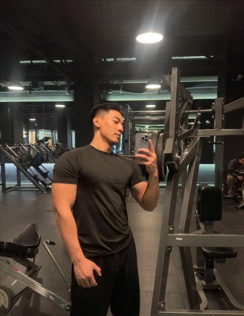 tạo dáng chụp ảnh trước gương nam 24