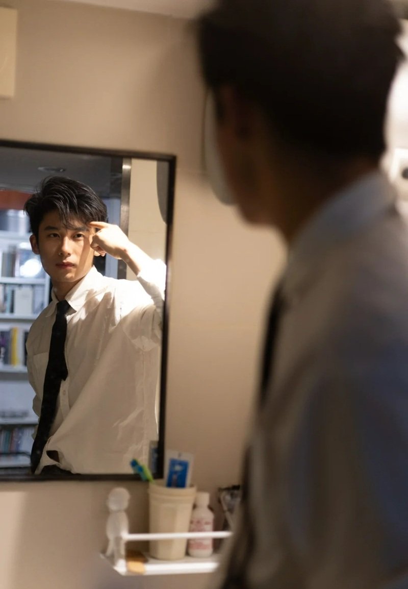 tạo dáng chụp ảnh trước gương nam 26