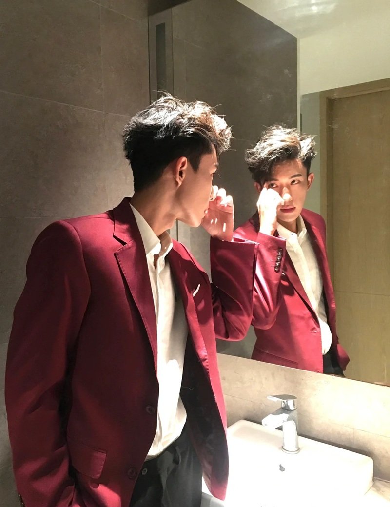 tạo dáng chụp ảnh trước gương nam 29