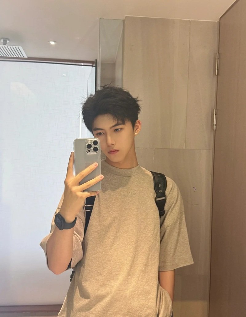 tạo dáng chụp ảnh trước gương nam 31