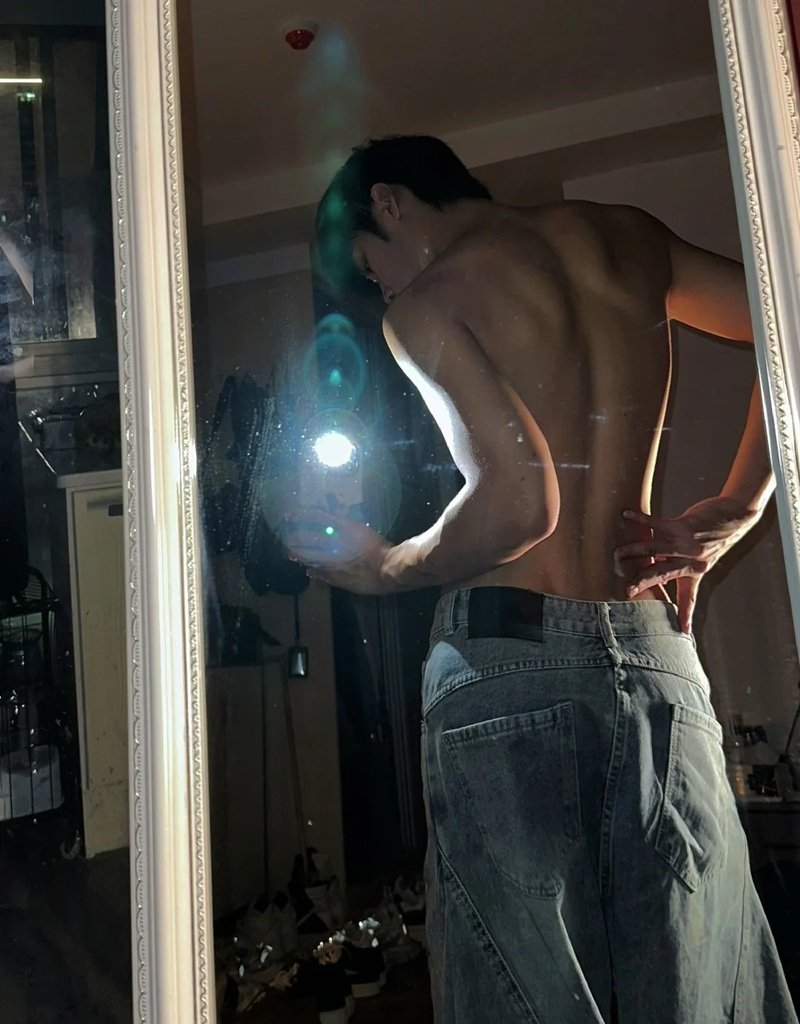 tạo dáng chụp ảnh trước gương nam 32