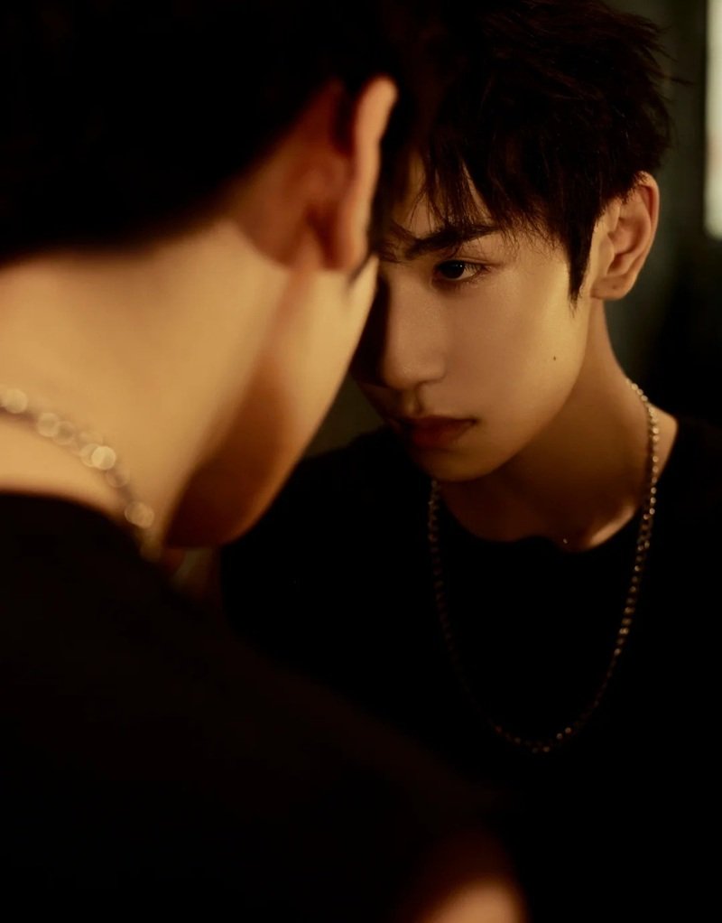 tạo dáng chụp ảnh trước gương nam 33