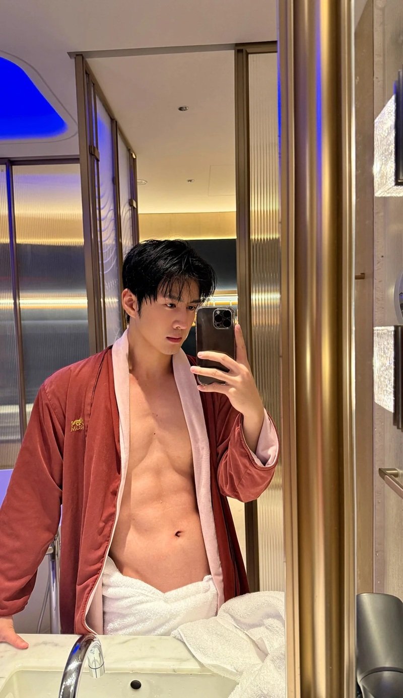 tạo dáng chụp ảnh trước gương nam 34