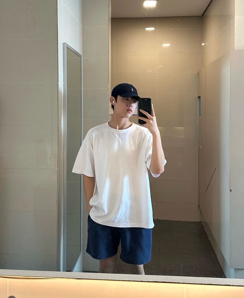 tạo dáng chụp ảnh trước gương nam 35