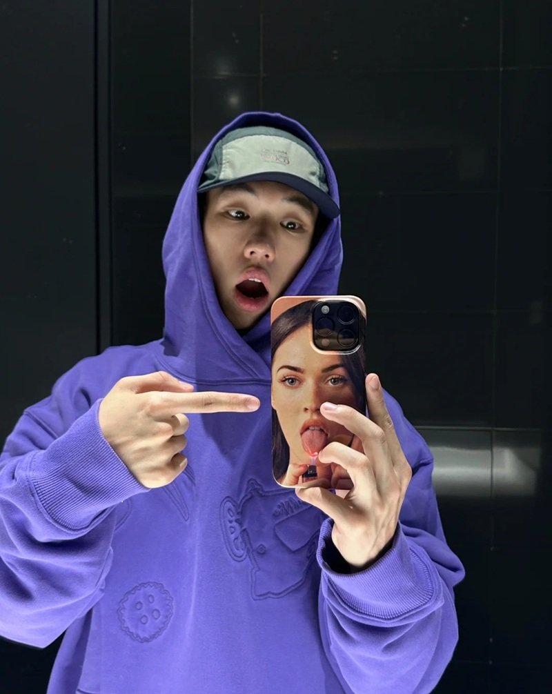 tạo dáng chụp ảnh trước gương nam 36