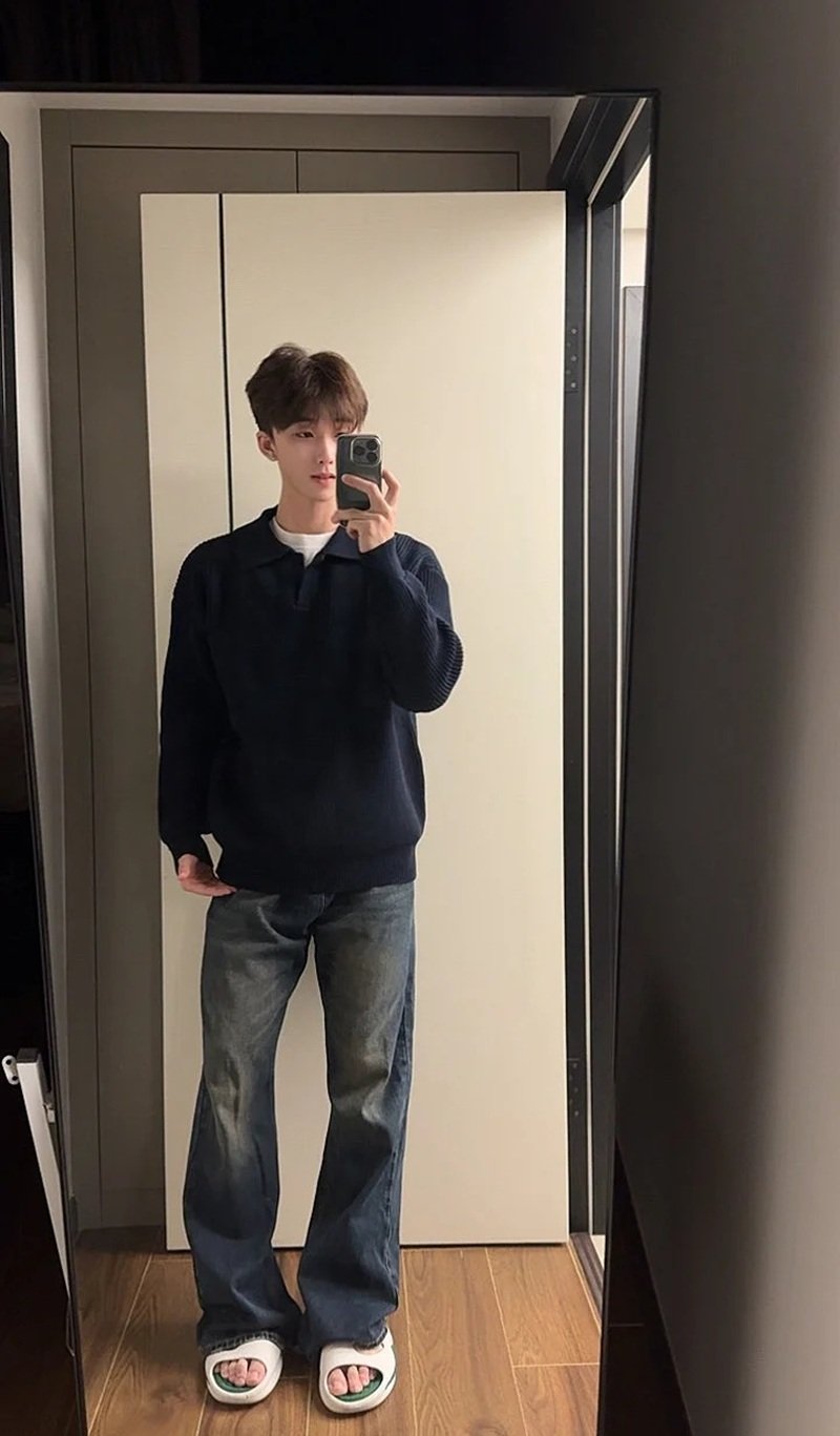 tạo dáng chụp ảnh trước gương nam 37