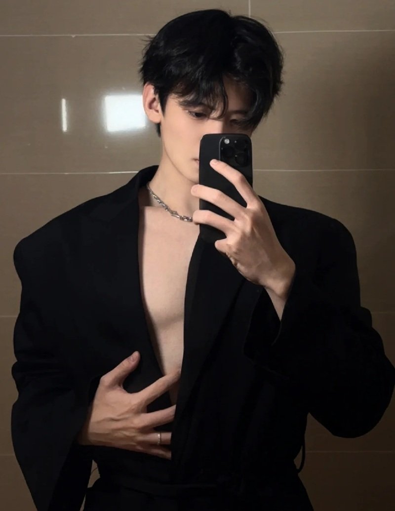 tạo dáng chụp ảnh trước gương nam 38