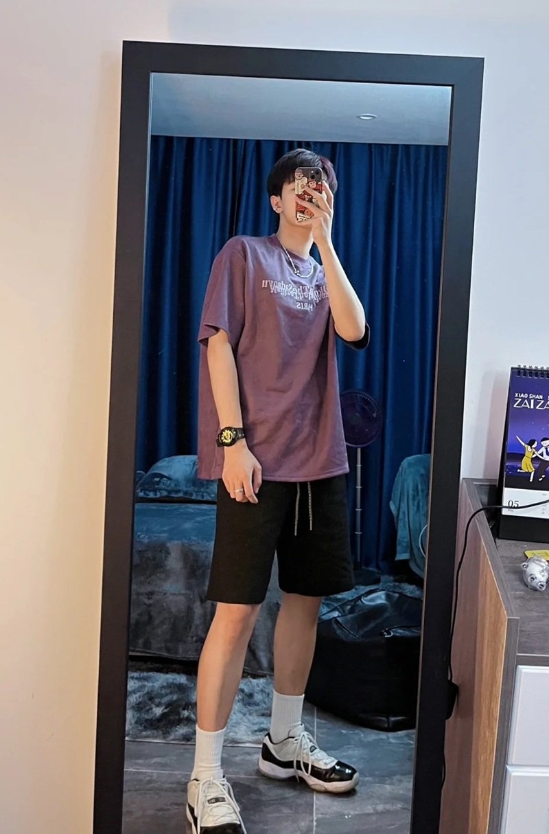 tạo dáng chụp ảnh trước gương nam 39