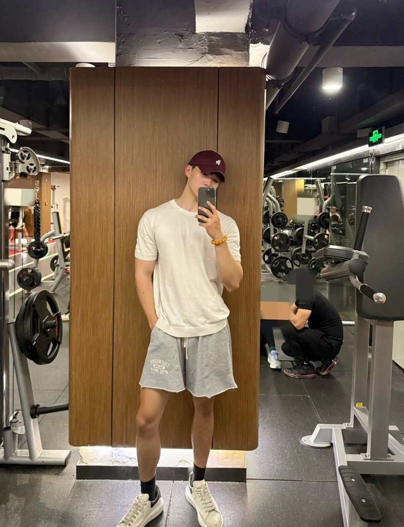 tạo dáng chụp ảnh trước gương nam 4