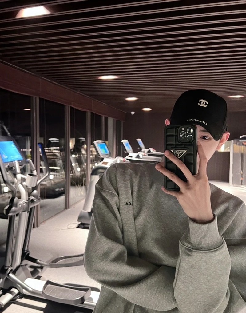 tạo dáng chụp ảnh trước gương nam 40