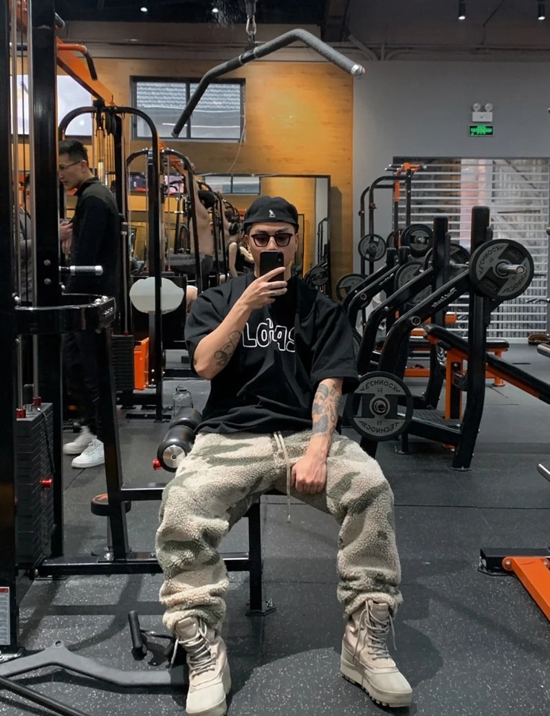 tạo dáng chụp ảnh trước gương nam 7