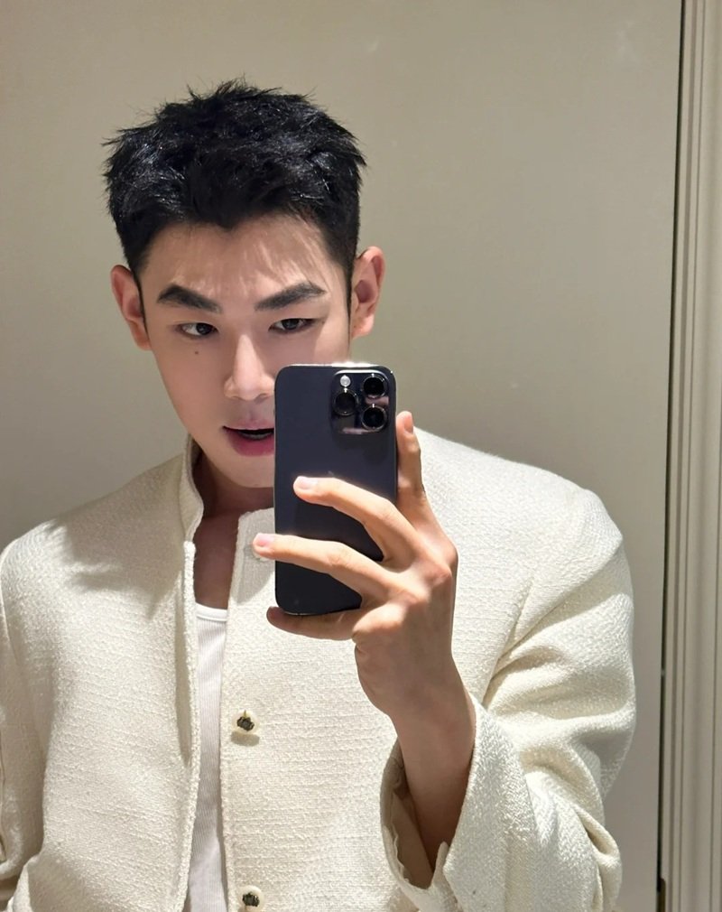 tạo dáng chụp ảnh trước gương nam 8