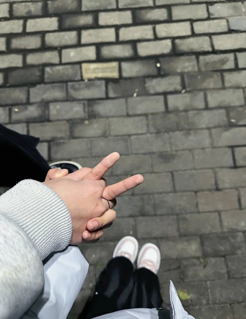 ảnh nắm tay người yêu 8