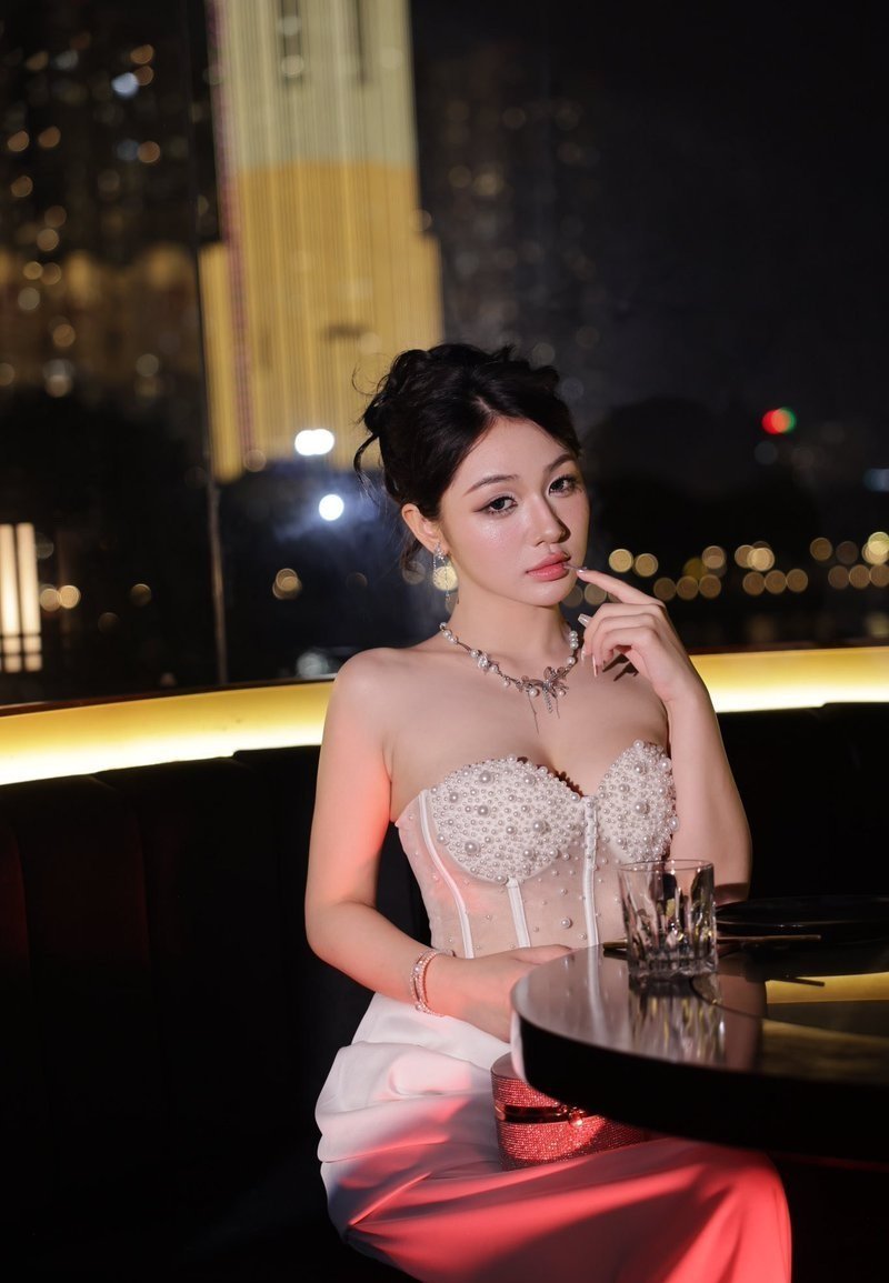 ảnh trần hà linh 38