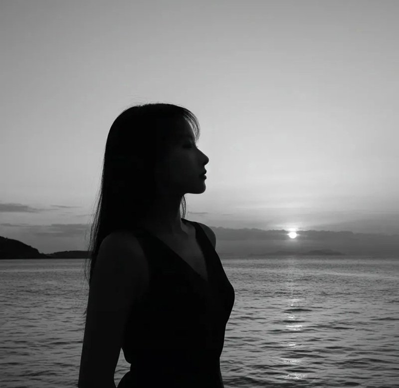 avatar đen trắng buồn 28